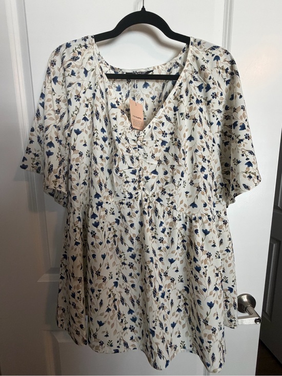BloomChic Tops - BloomChic Women’s Cream Floral V-Neck Blouse - 18-20 - NWT